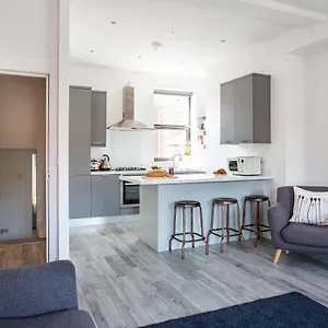 Apartment Modern Luxury Apartment, Sleeps 6, Location, Belfast